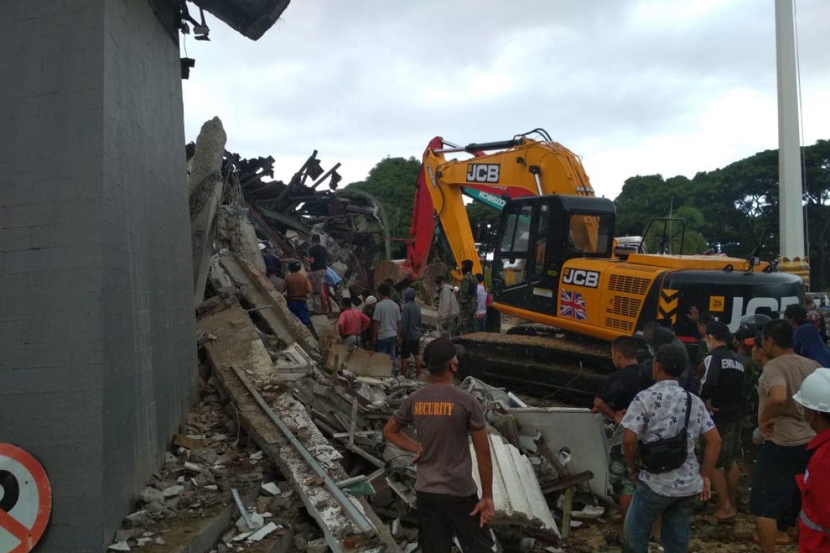Dua orang selamat setelah dievakuasi dari reruntuhan Kantor Gubernur Sulawesi Barat