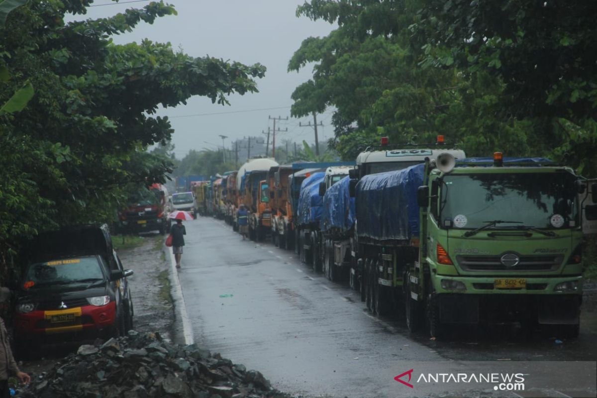 Angkutan BBM dan semen terjebak di Jembatan Matraman yang putus