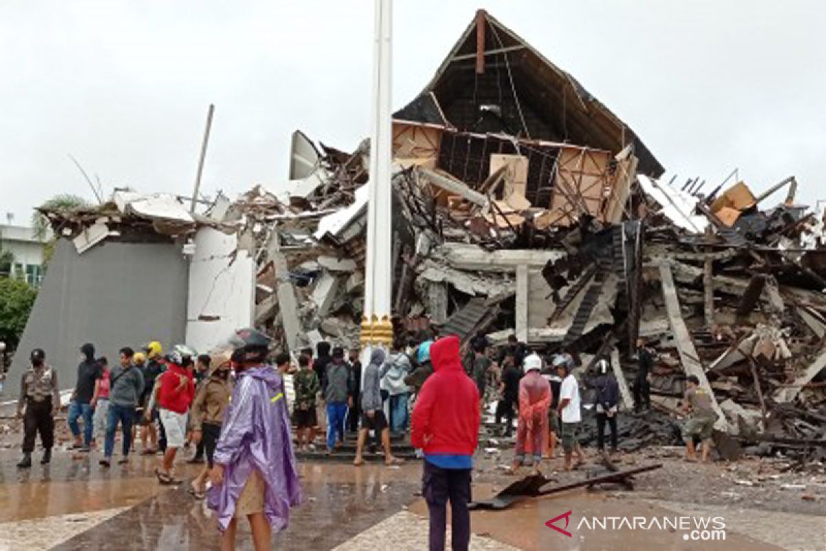 Gempa bermagnitudo 6,2 di Mamuju akibatkan sejumlah bangunan ambruk