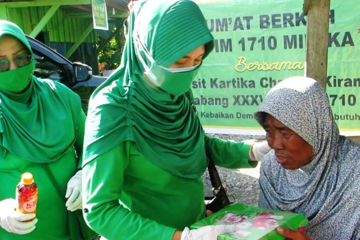 Persit Kartika Chandra Kirana Kodim Mimika berbagi berkah Jumat