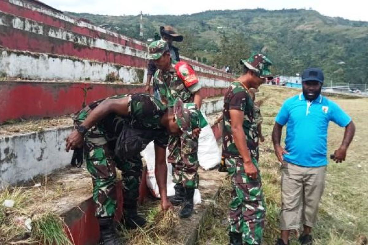 Koramil 1702-08 Karubaga karya bakti bersihkan lapangan Merah Putih