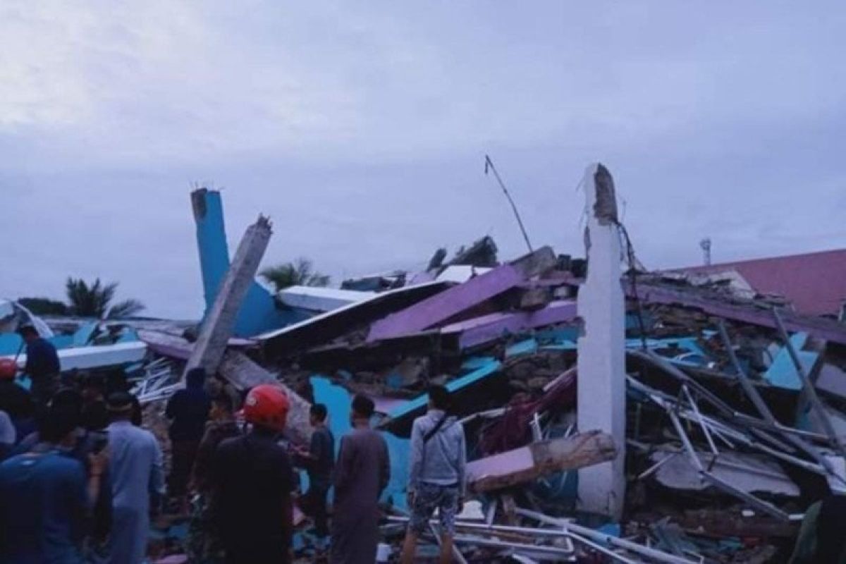 Basarnas berangkatkan tim bantu evakuasi korban gempa Sulbar