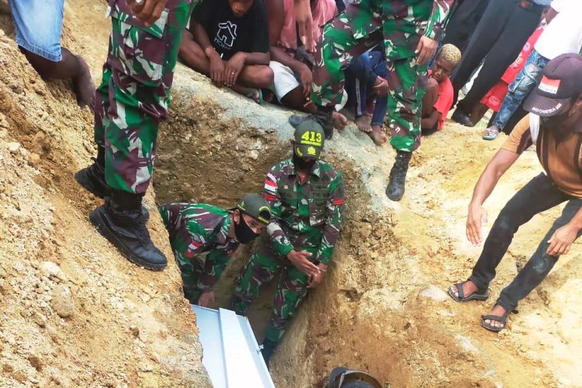 Satgas Yonif MR 413 Kostrad bantu pemakaman warga di perbatasan RI-PNG