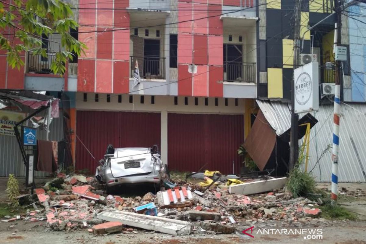 Sejumlah bangunan di Mamuju ambruk akibat gempa magnitudo 6,2