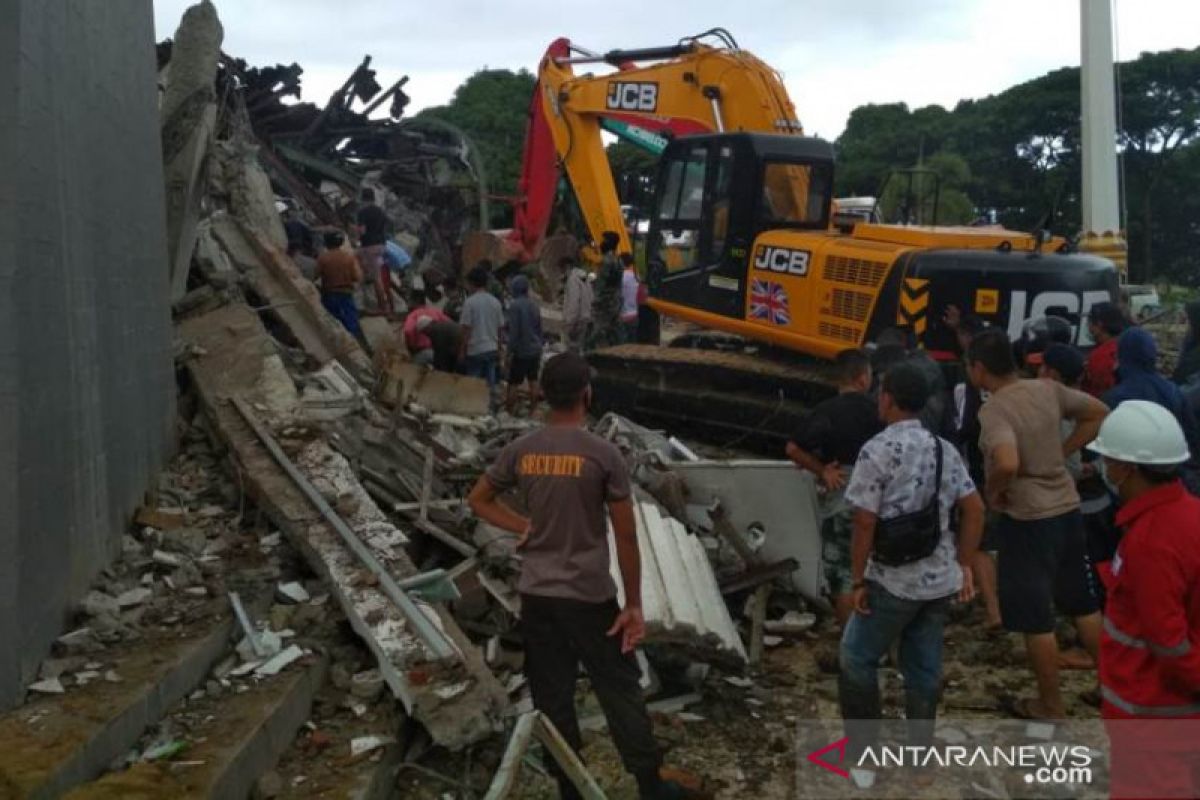 Sejumlah bangunan di Mamuju ambruk akibat gempa bumi magnitudo 6,2