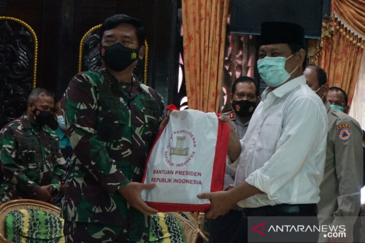 TNI distributes Presidential aid to S Kalimantan flood victims