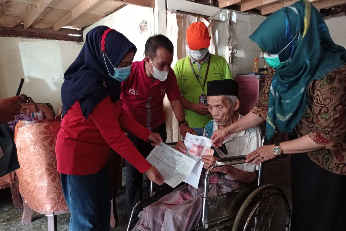 Kantor Pos Padang antarkan bantuan sosial tunai  ke rumah disabilitas dan lansia (Video)