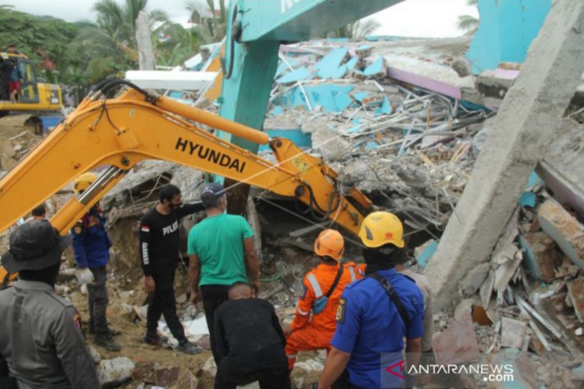 Tiga warga tertimbun akibat gempa di Desa Majene