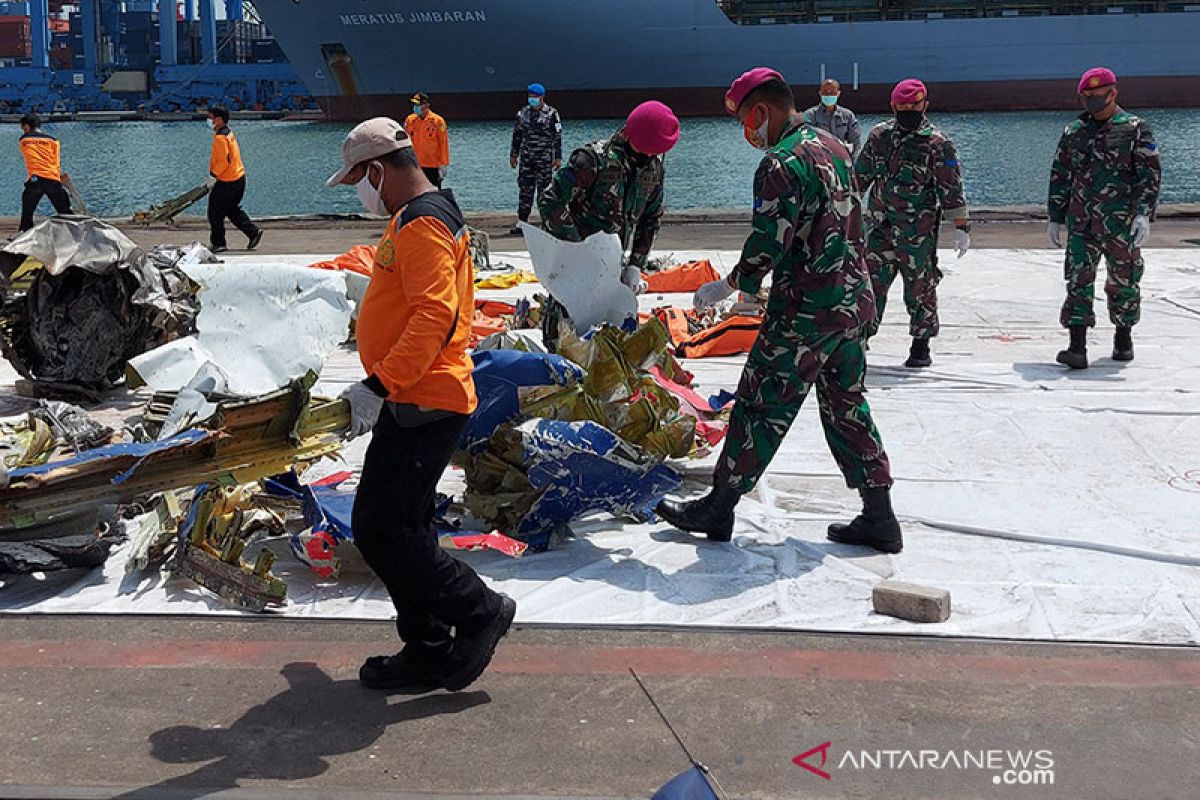 Cuaca cerah diharapkan permudah pencarian Sriwijaya Air SJ182