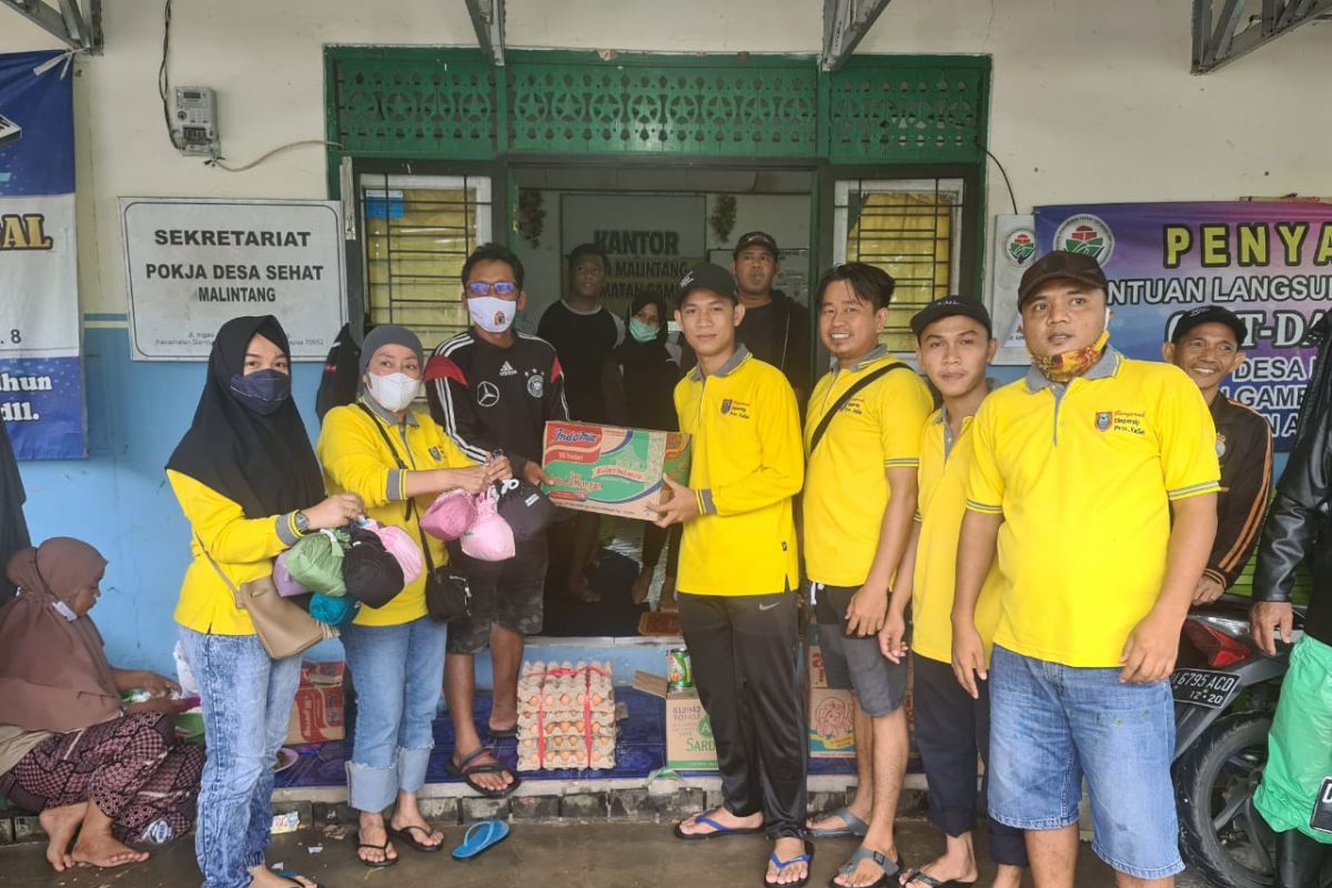 Pegawai Dispersip Kalsel bantu korban banjir di Desa Malintang Gambut