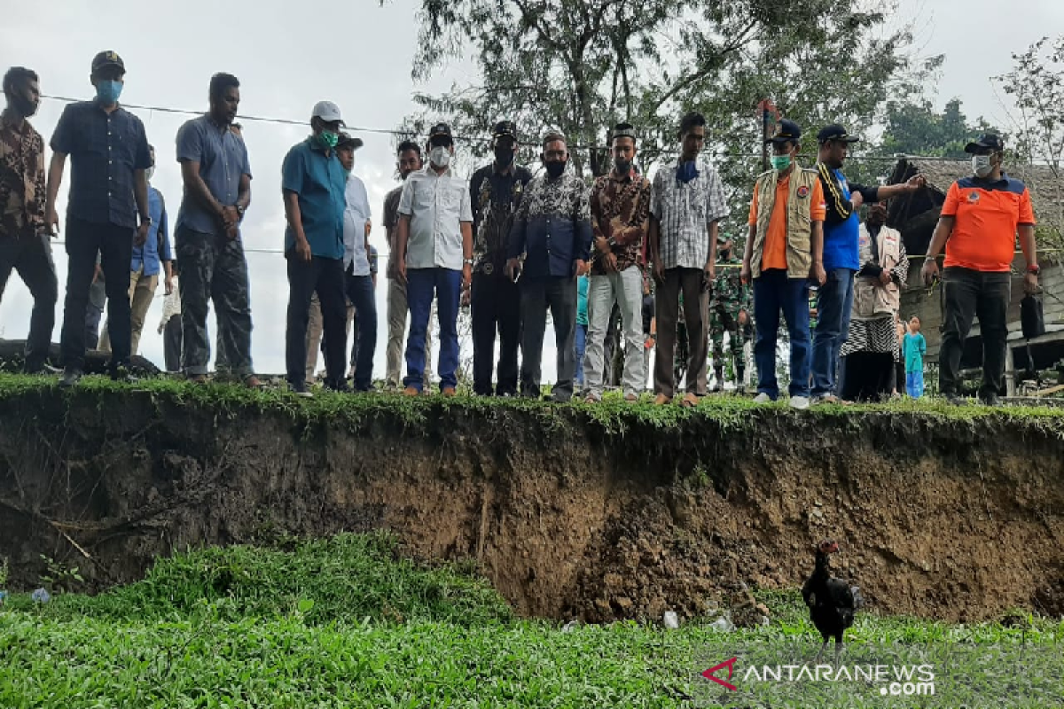 Irmawan minta Bupati Aceh Besar segera relokasi warga dari lokasi pergeseran tanah