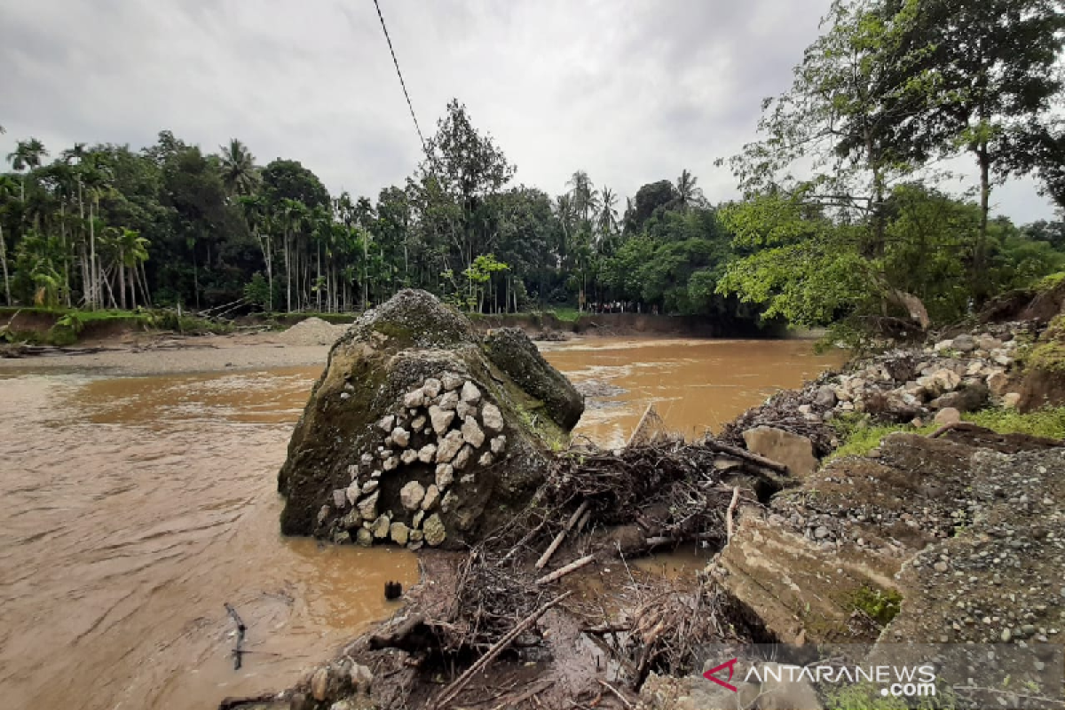 Anggota DPR RI upayakan jembatan gantung untuk desa Siron Aceh Besar