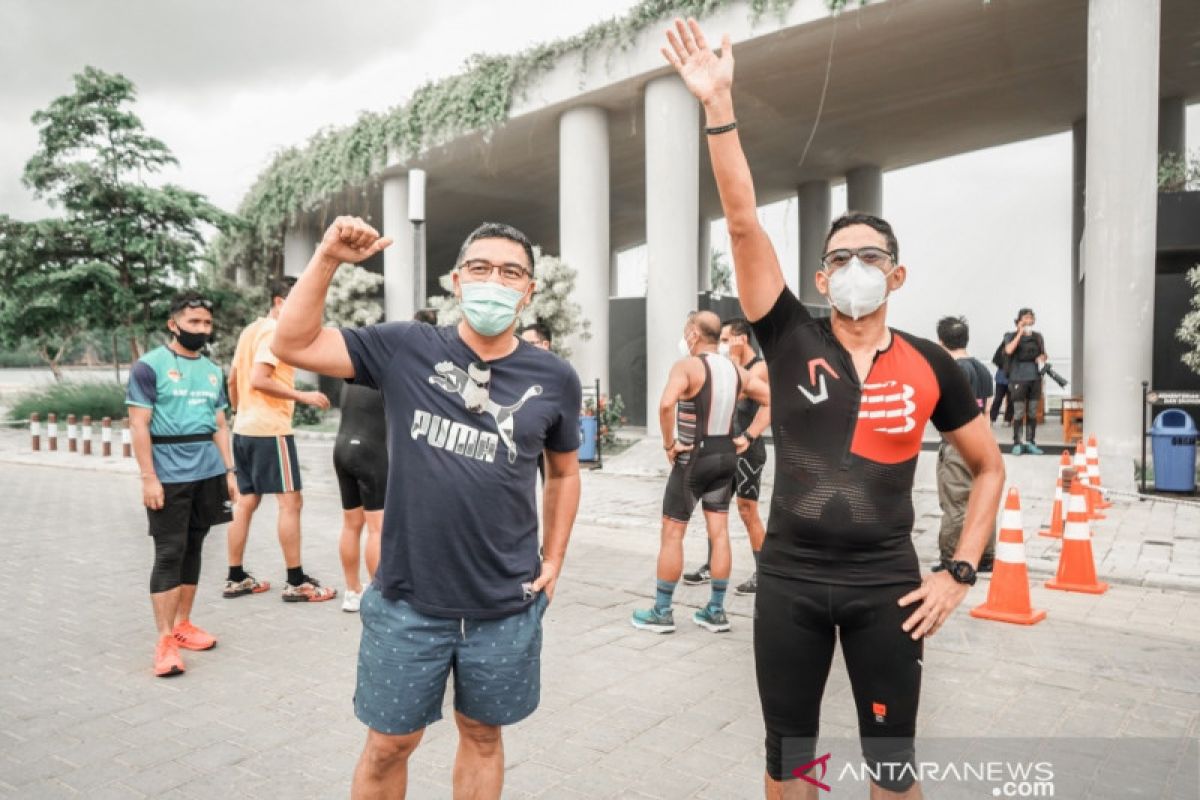 Sandiaga Uno berolahraga triathlon di The Mandalika