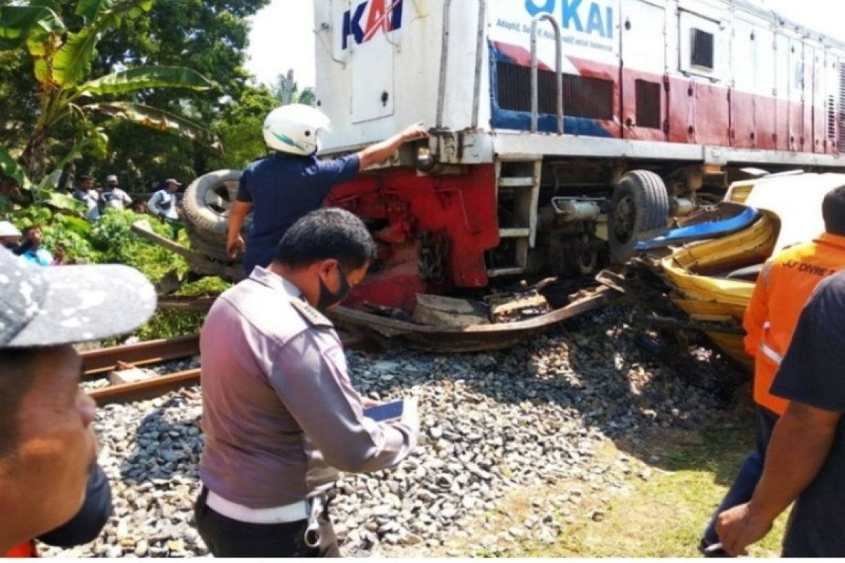 Kereta api tabrak truk di Tebing Tinggi, supir luka-luka