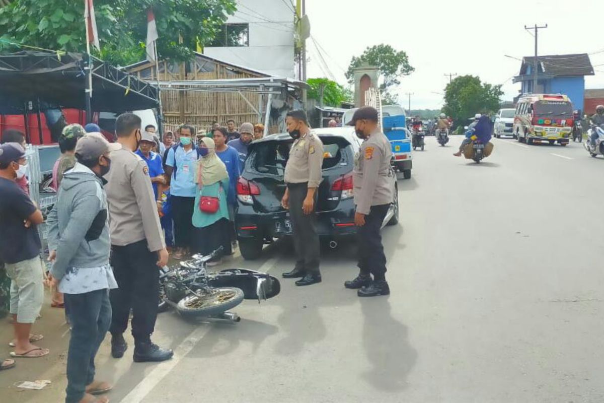 Nyelonong tabrak mobil parkir di jalan raya Kopang, kepala pria ini harus dijahit