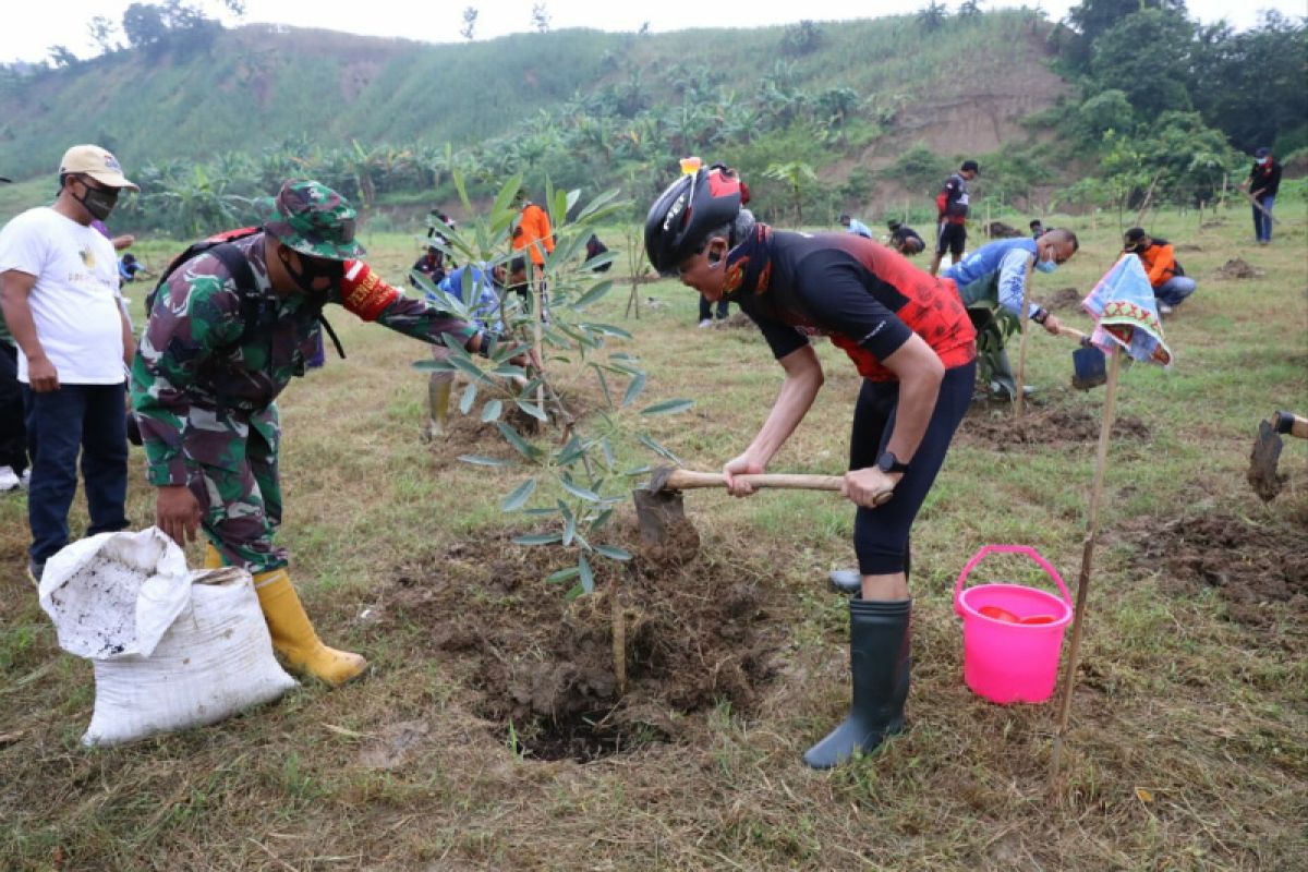 Ganjar ajak masyarakat tanami  lahan kritis cegah bencana