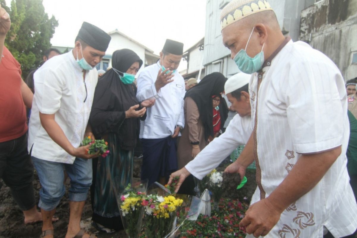 Iksan Adlan Hakim korban Sriwijaya pertama dimakamkan di Pontianak