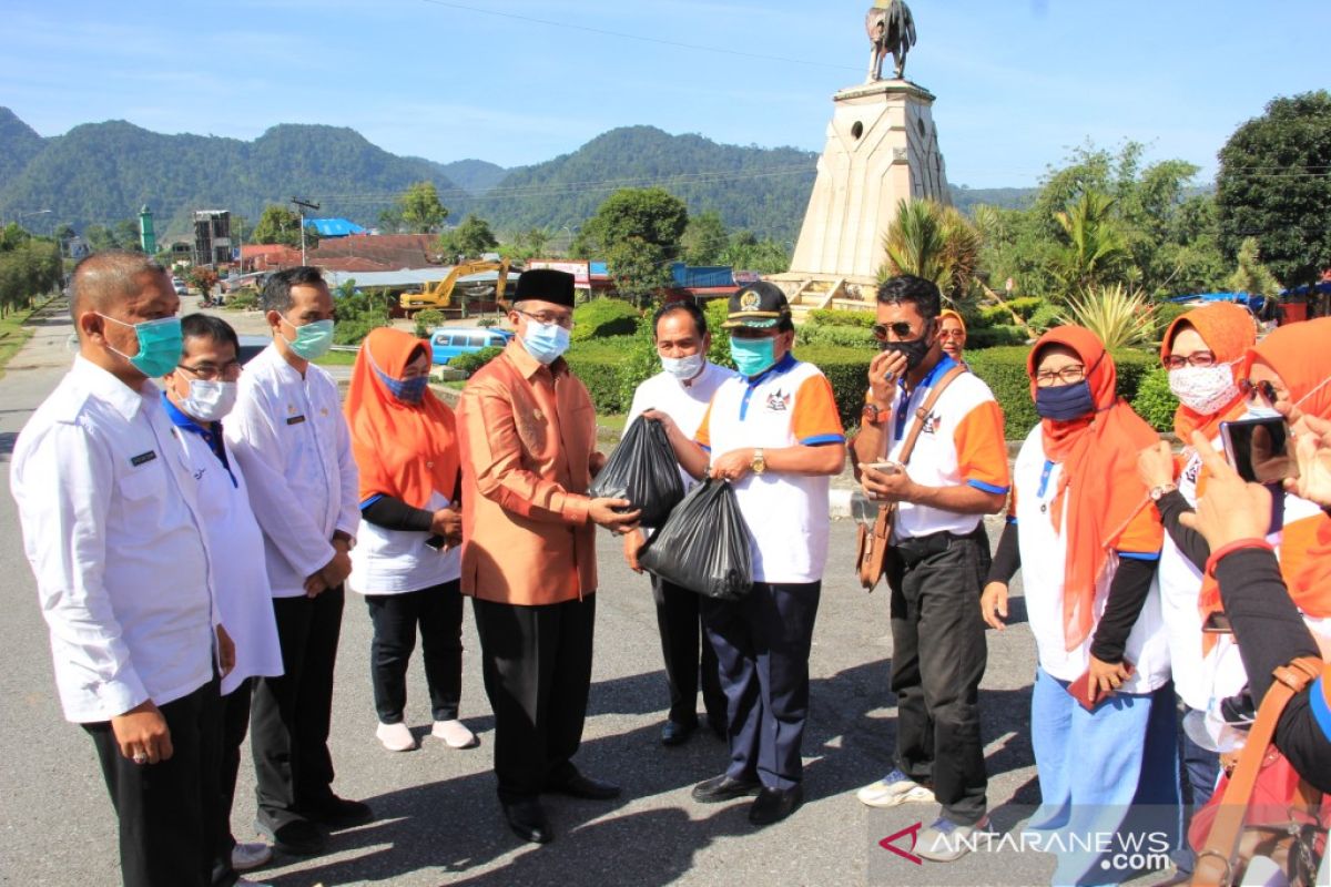 Persatuan Solok Saiyo Sakato (S3) Padang bantu korban banjir di Solok