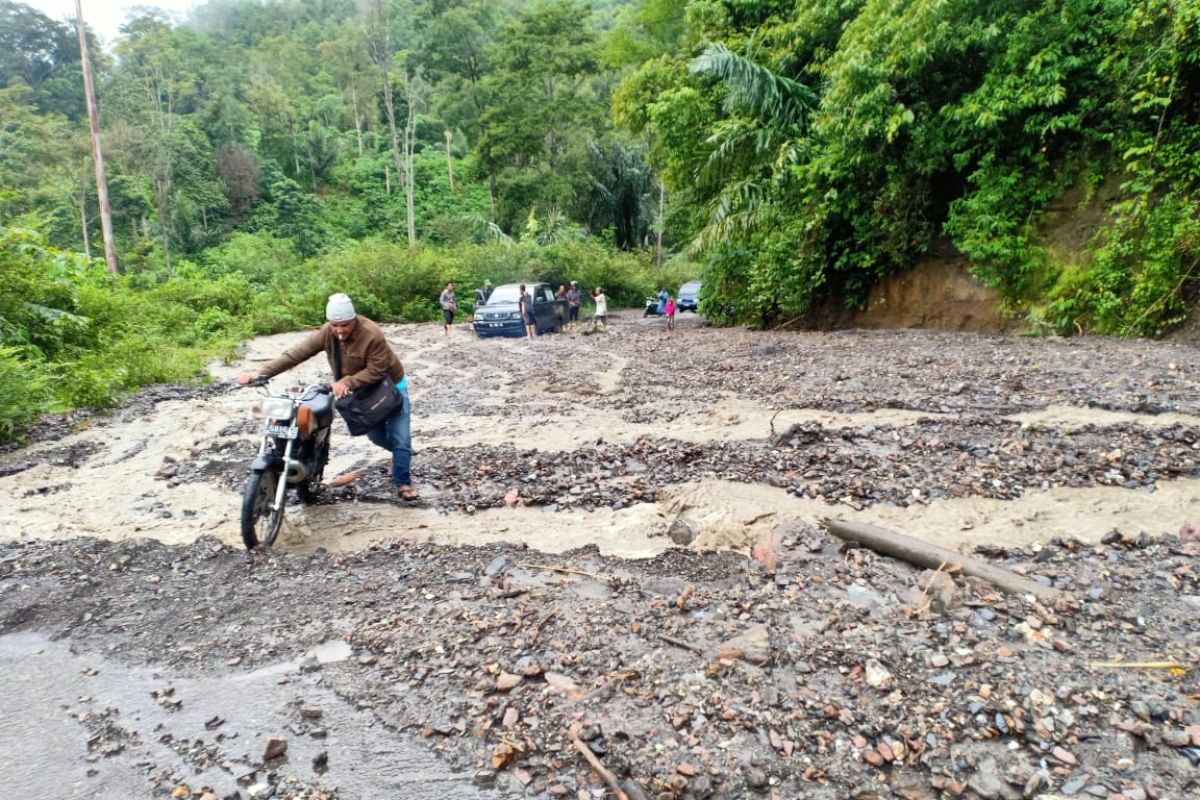 Longsor lumpuhkan Jalan Bireuen-Takengon