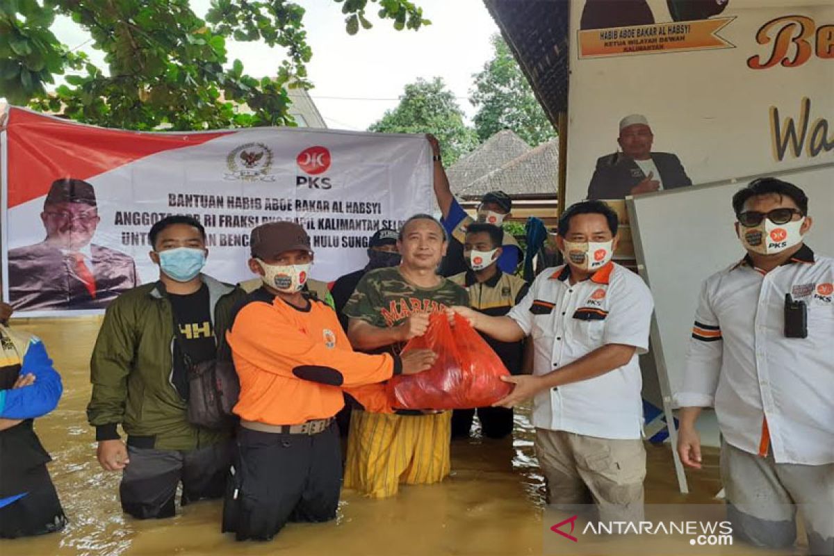 Relawan Kalteng salurkan bantuan untuk korban banjir di Kalsel