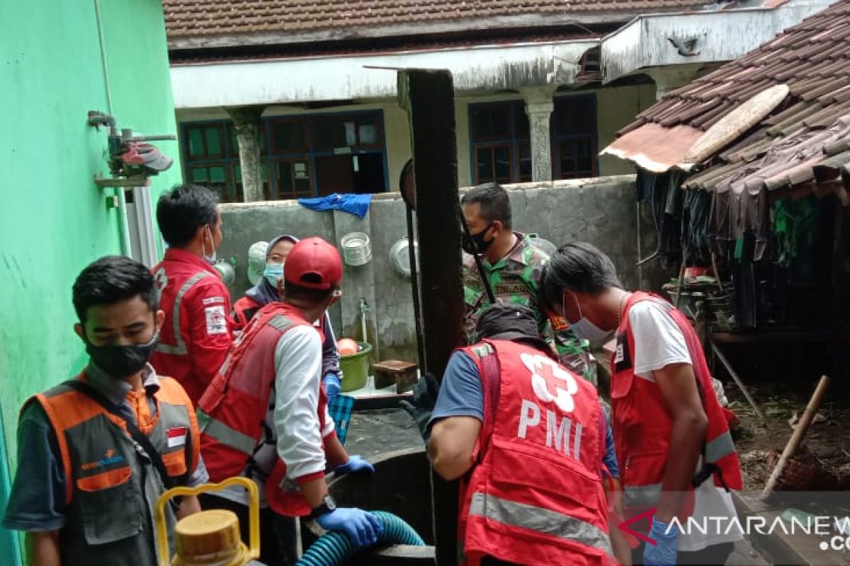 Banjir surut, PMI Jember kuras sumur warga terdampak banjir