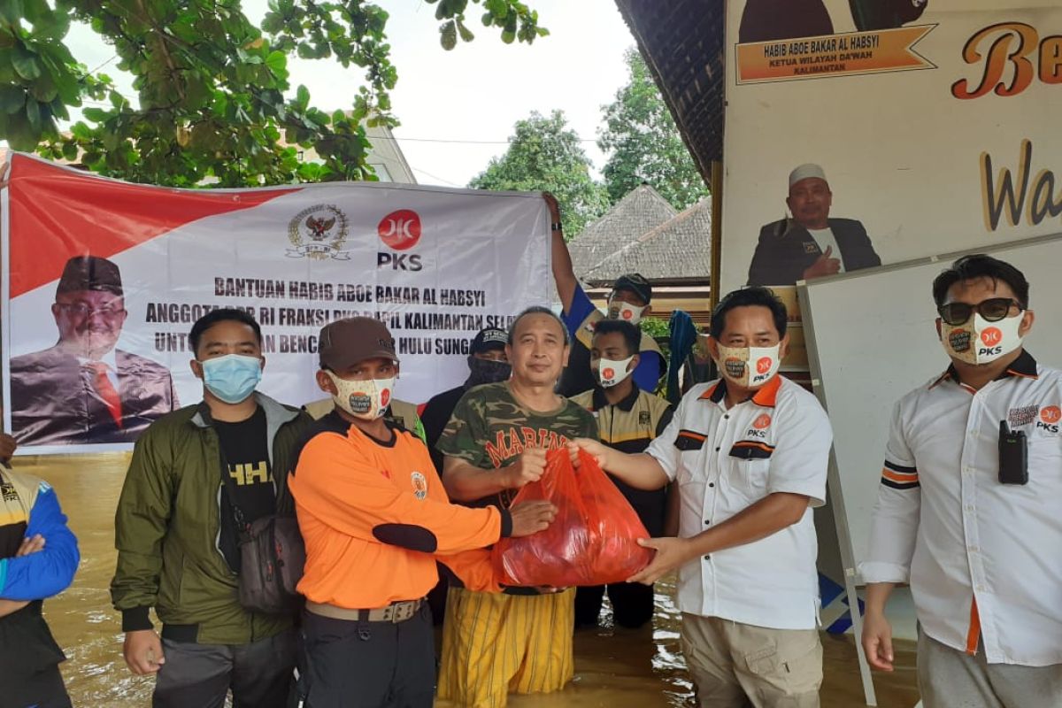Relawan Kalteng salurkan bantuan untuk korban banjir di Kalsel