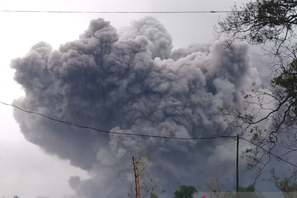 Gunung Semeru kembali keluarkan awan panas guguran 4,5 kilometer