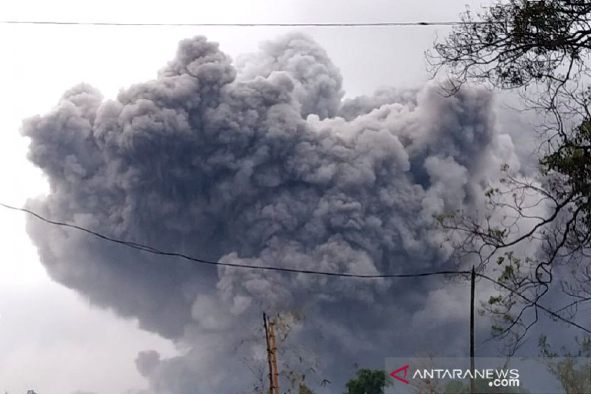 Gunung Semeru kembali keluarkan awan panas guguran 4,5 km