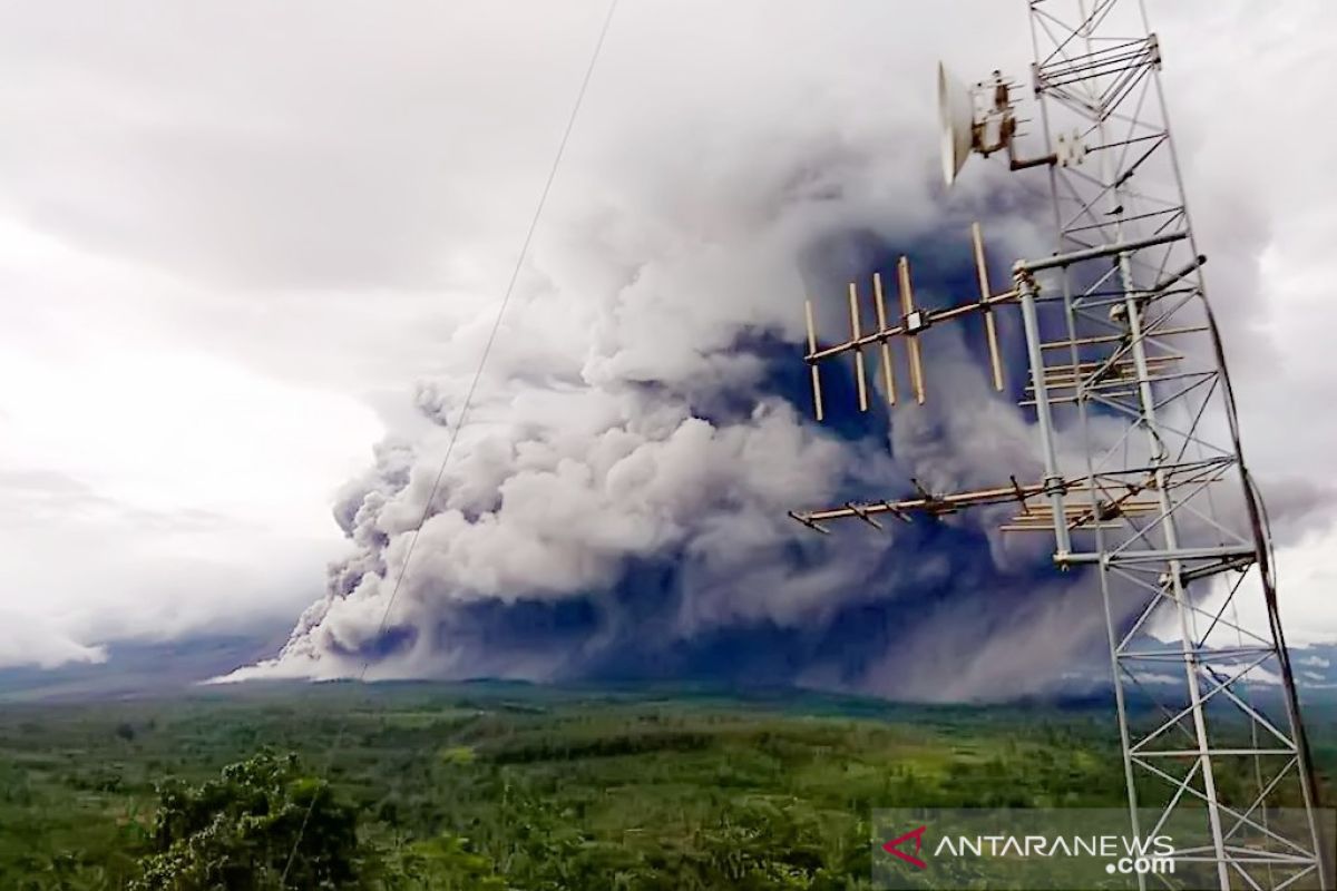 Hujan abu vulkanik dari Gunung Semeru guyur Lumajang