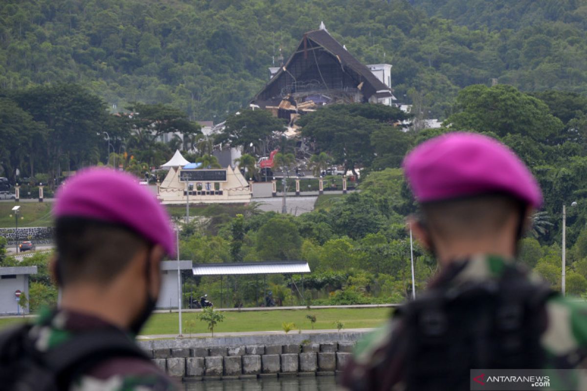 Personel TNI mulai bersihkan reruntuhan gedung akibat gempa