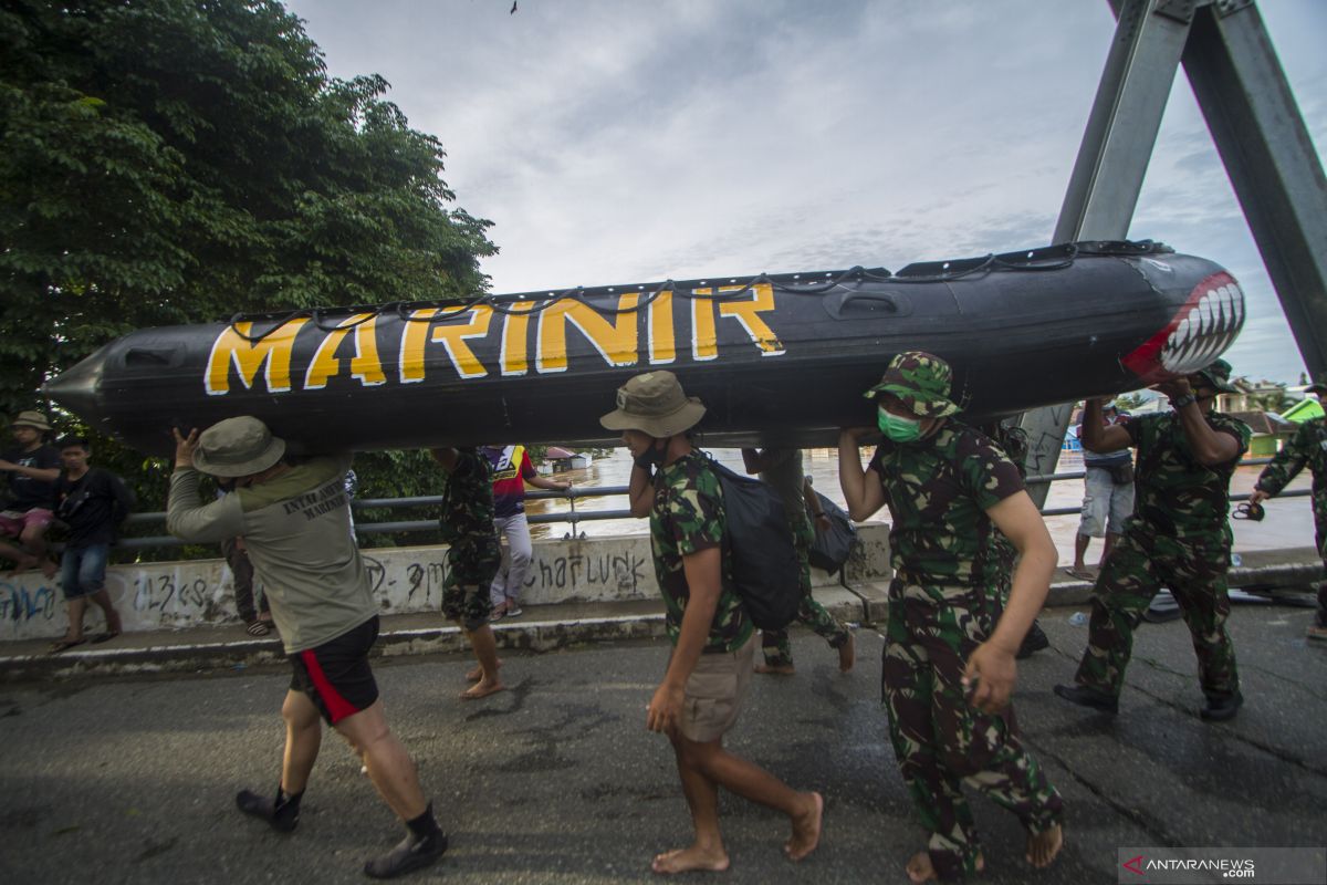 Marines and frogmen deployed to deal with flooding in HST