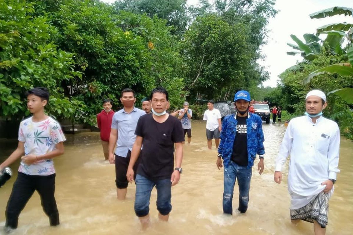 Bupati dan Wabup terpilih terjun ke lapangan bantu korban banjir