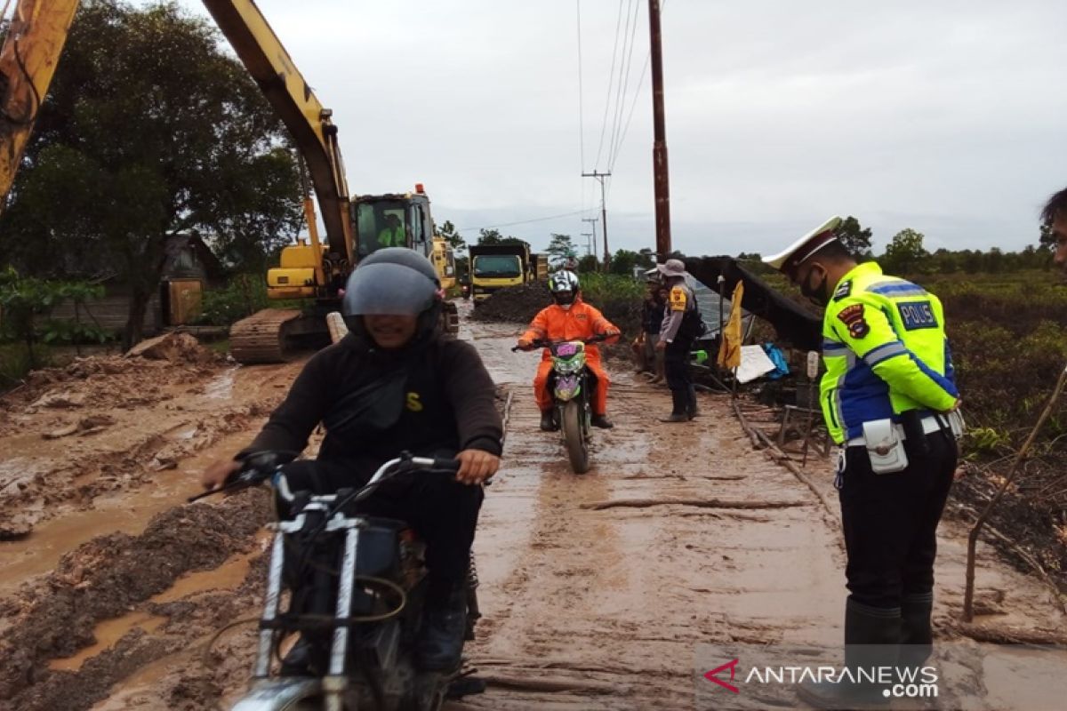 Jalan nasional Kandangan-Batulicin lumpuh akibat tanah longsor