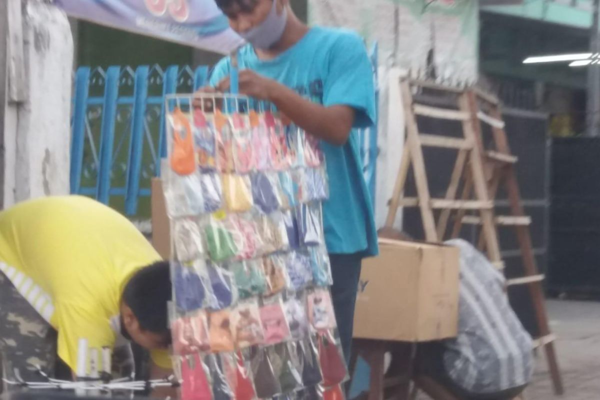 Sejumlah pedagang di Bandarlampung masih jual masker scuba