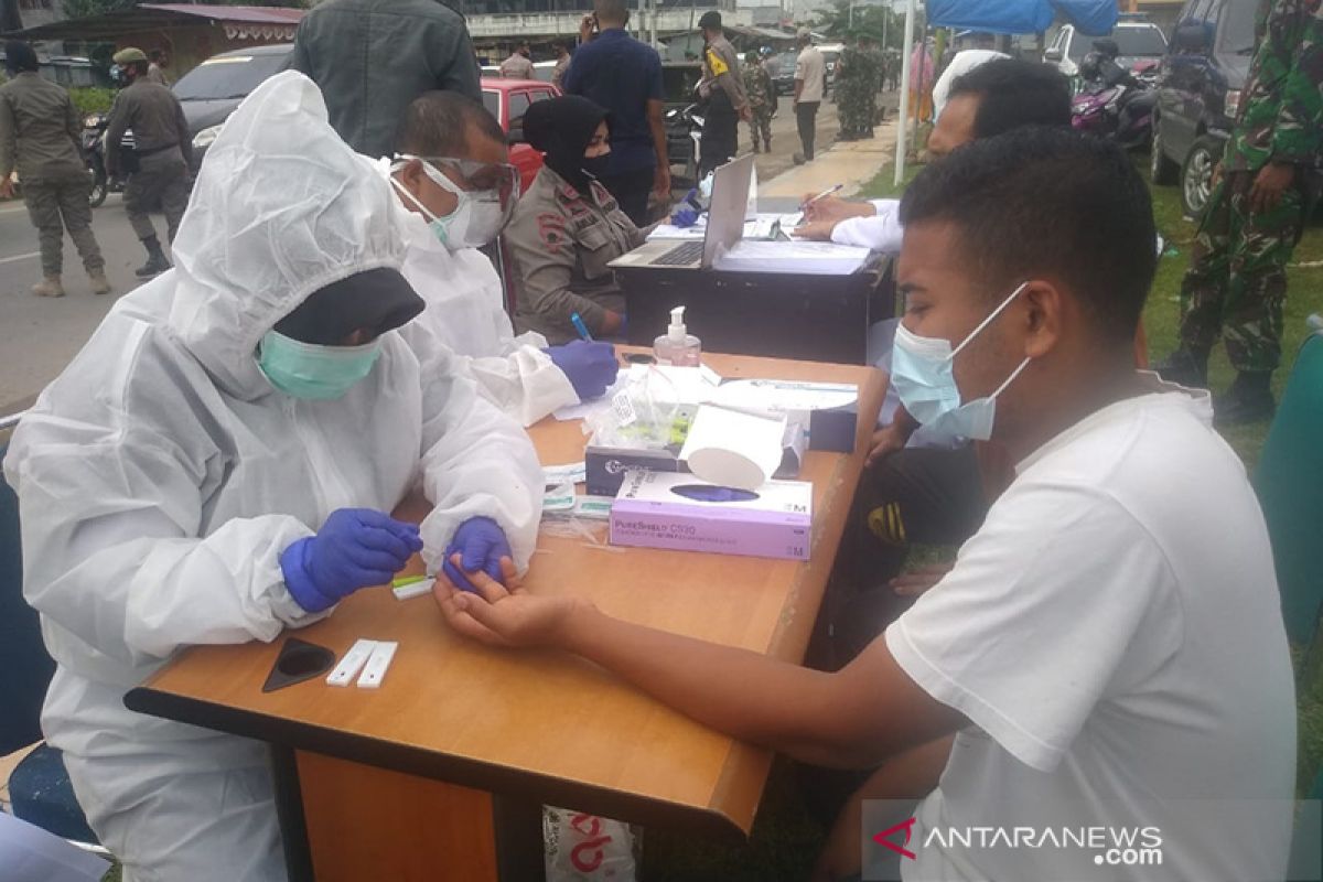 Tidak pakai masker, puluhan warga Lhokseumawe jalani rapid test