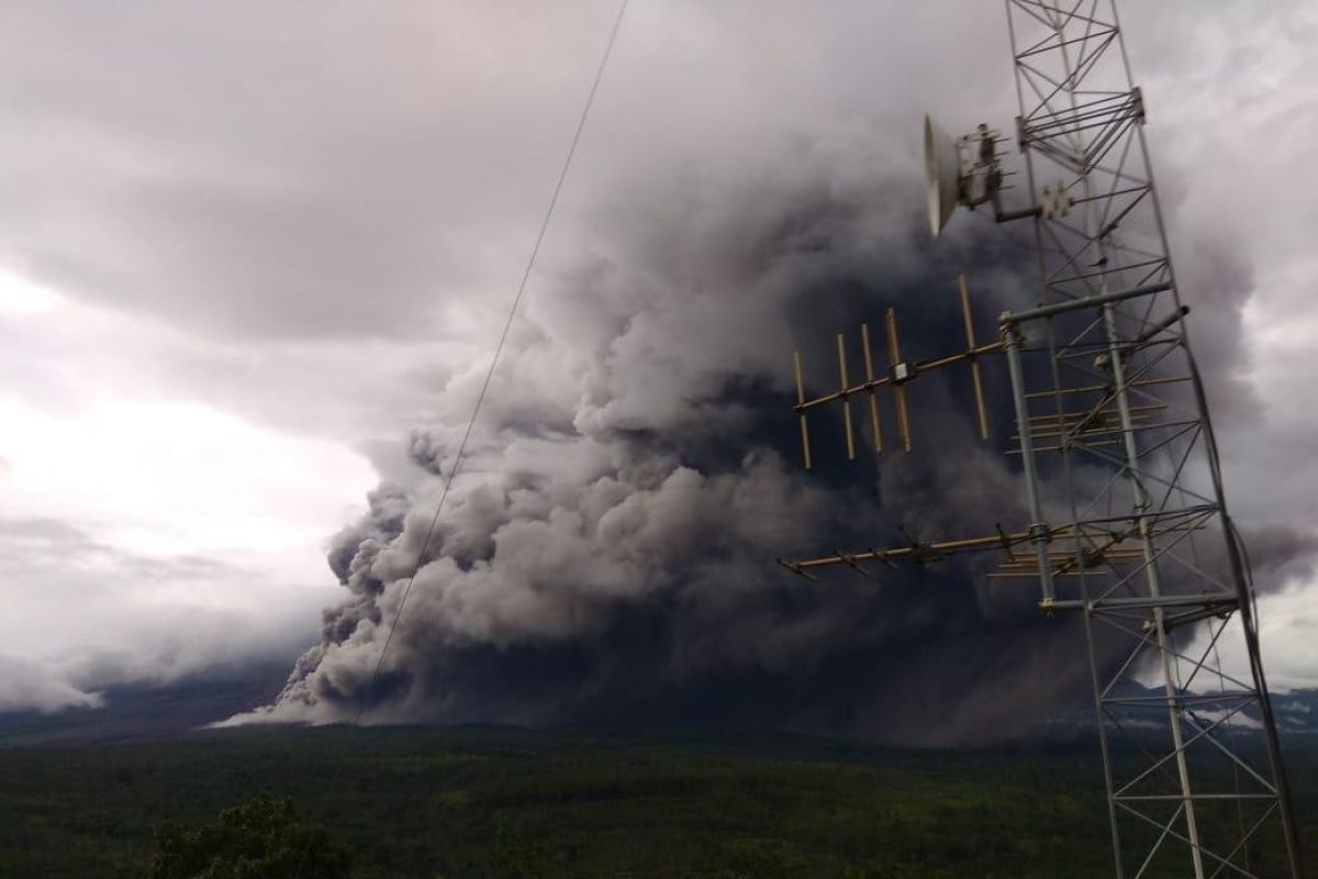 Ada guguran awan panas, status Gunung Semeru masih waspada