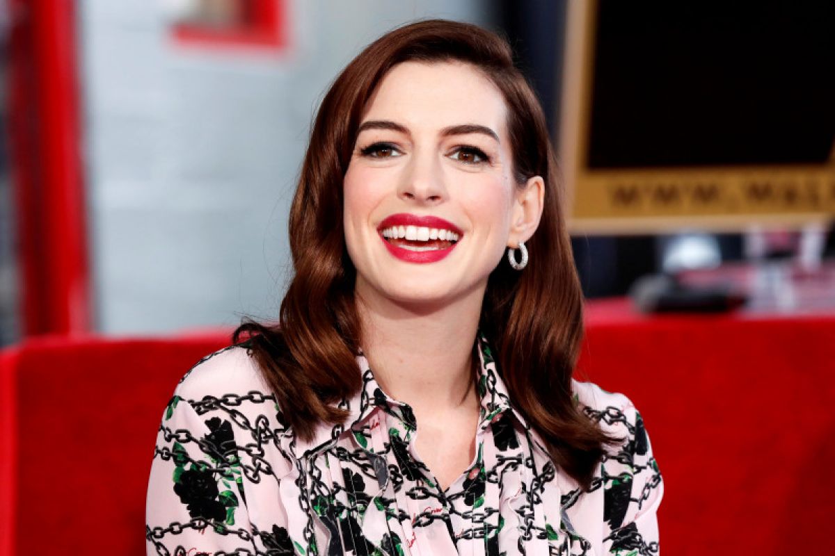 Anne Hathaway berpacu dengan waktu untuk rilis "Locked Down"