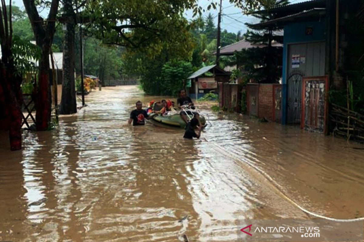 Banjir dan longsor paksa warga mengungsi di Kota Manado