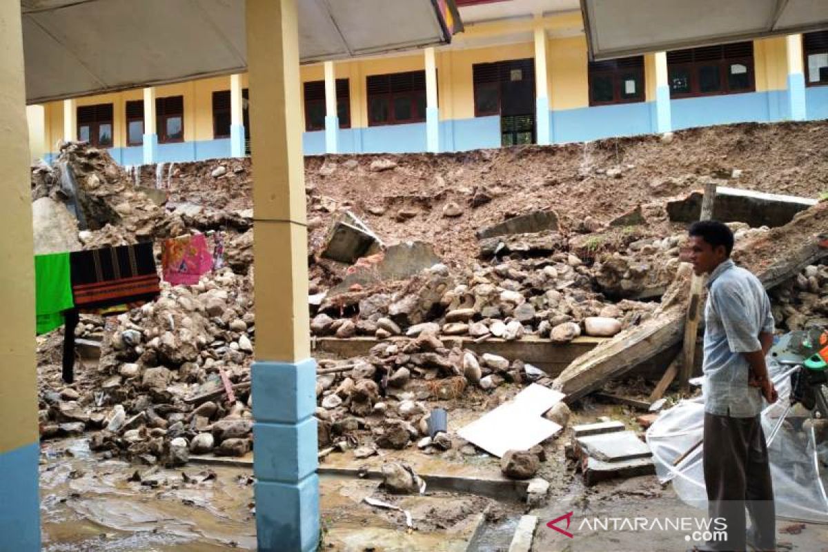 Curah hujan tinggi, Sekolah Dasar  Pepelah diterjang longsor