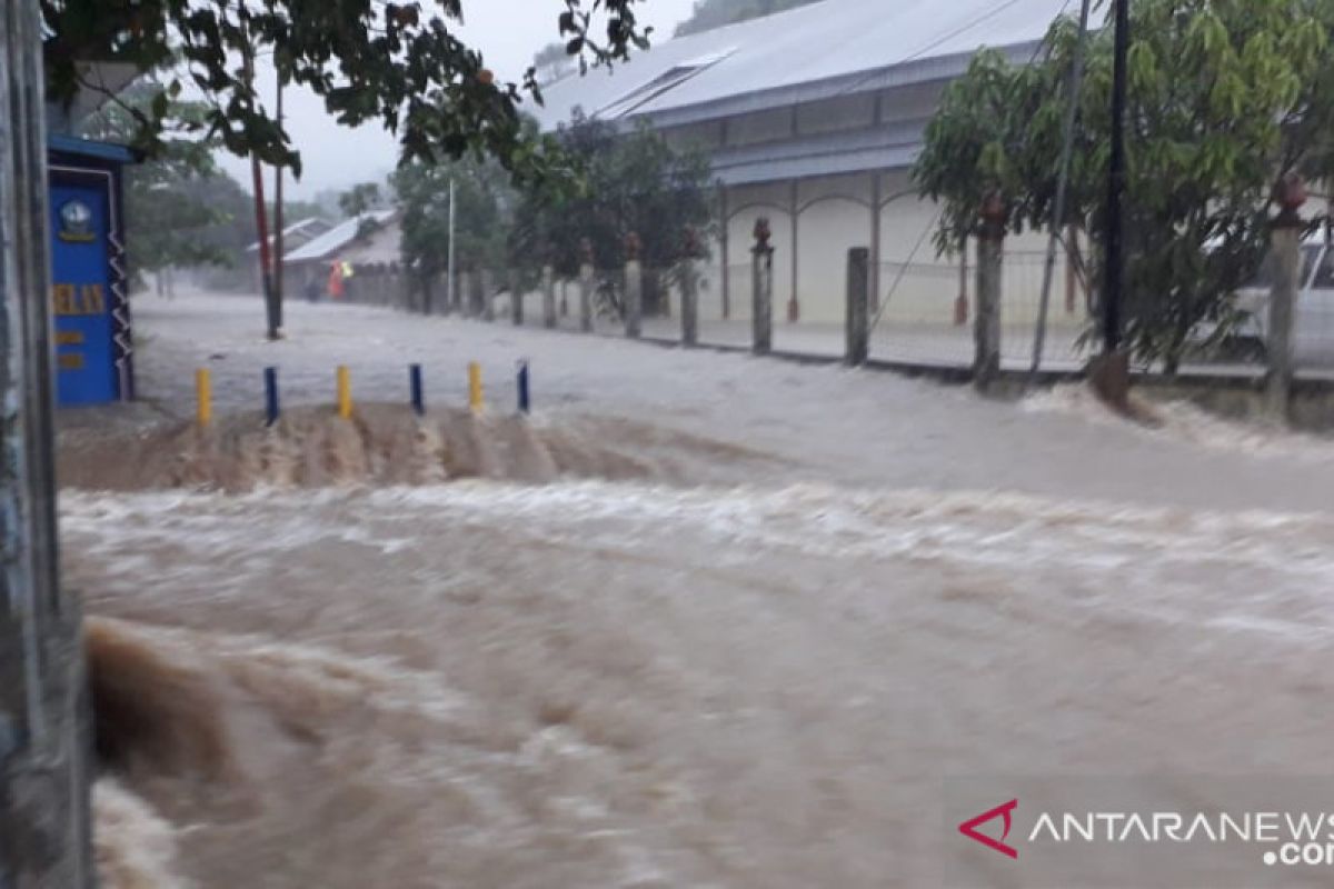 Jaringan komunikasi di Tambelan terganggu sejak bencana air bah