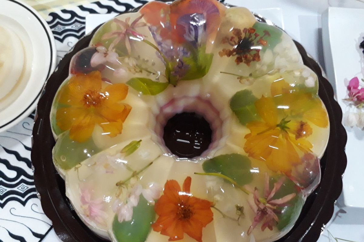 Lezatnya puding edible flower ala Yetty