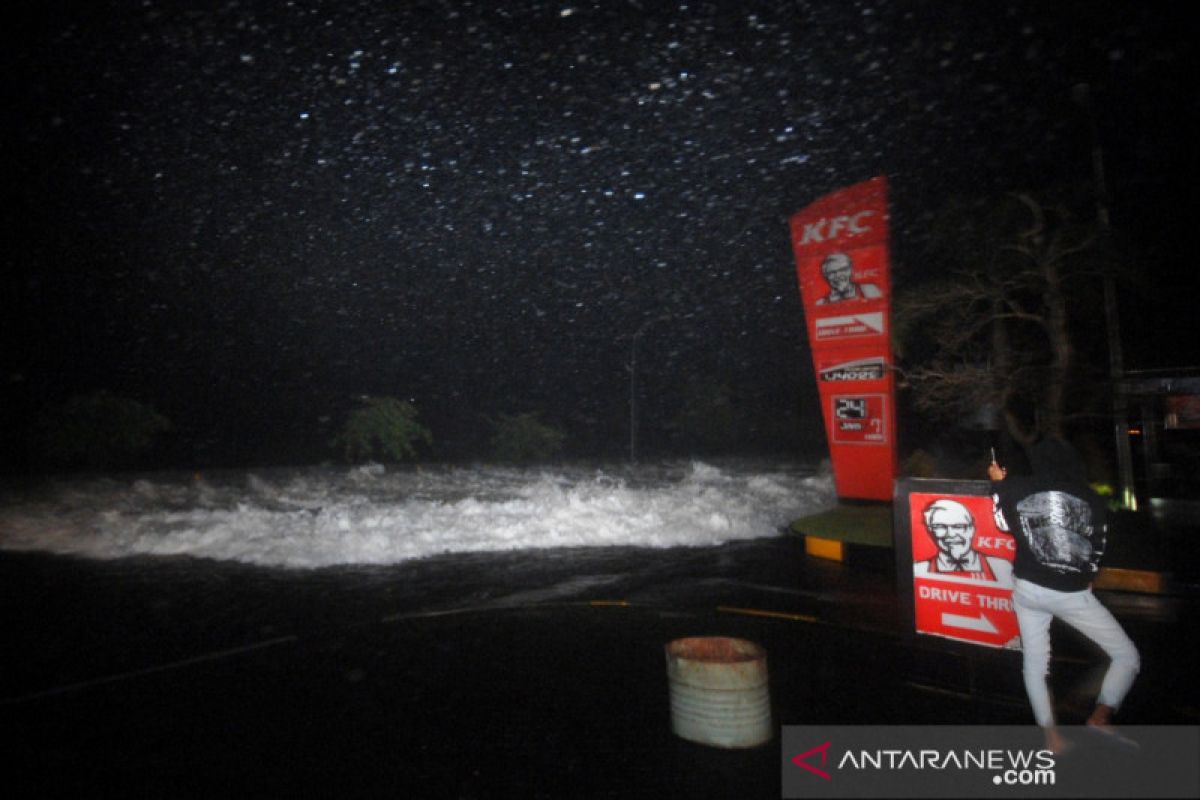 Angin kencang picu gelombang tinggi di kawasan bisnis Manado