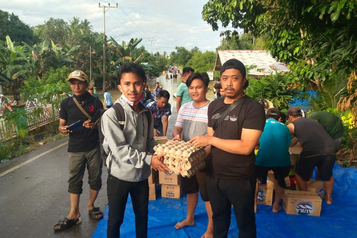Wakil Ketua DPRD Balangan berikan bantuan korban banjir  Desa Buntu Karau