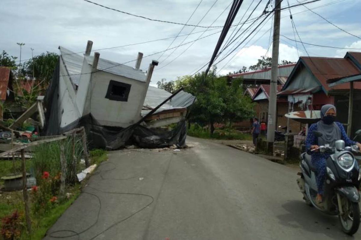 Pencarian  korban terjebak reruntuhan gempa Mamuju terus dilakukan