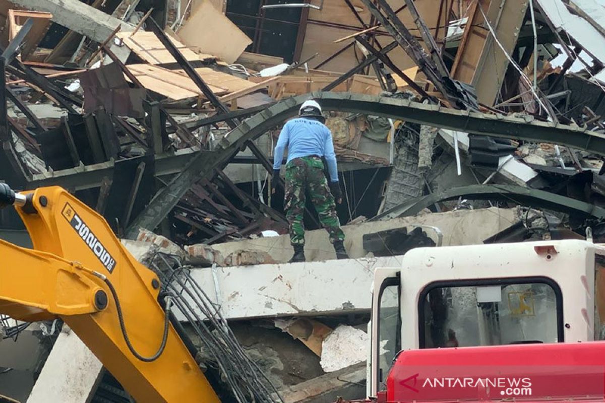 Personel TNI mulai bersihkan reruntuhan gedung akibat gempa di Mamuju