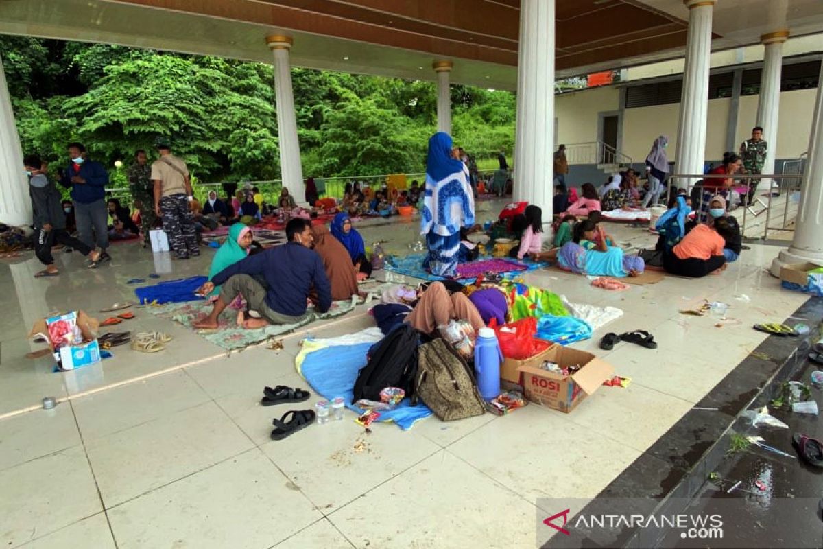 Tenda dibangun di Stadion Manakarra Mamuju  untuk pengungsi