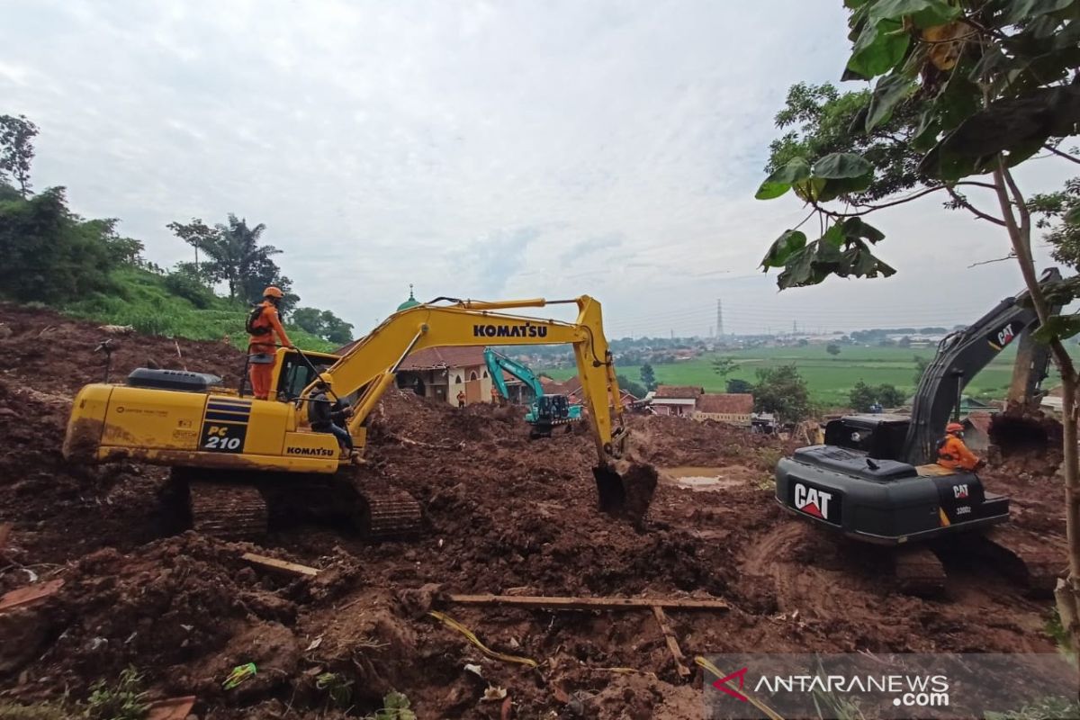 Tim SAR masih mencari 11 korban bencana tanah longsor di Sumedang