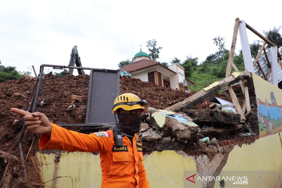 BNPB: Total penemuan korban jiwa pascalongsor Sumedang jadi 28 orang