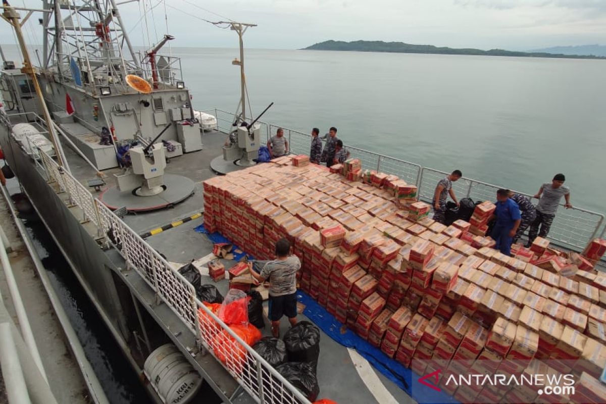 Bantuan yang diangkut dua kapal perang TNI AL telah tiba di Mamuju