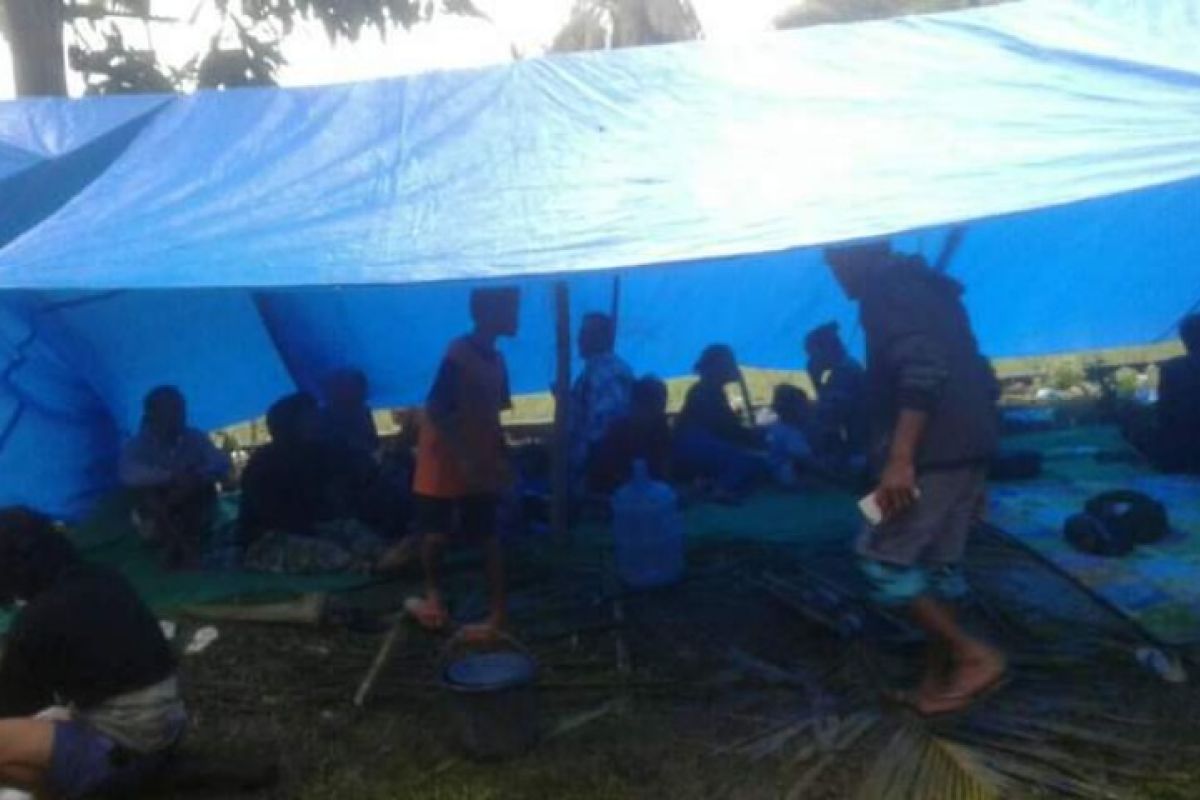 Sebanyak 3.800 warga Desa Onang di Majene mengungsi ke gunung setelah gempa